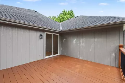 Exterior - 414 Eagle Glen Dr, Raymore, MO 64083 photo 3 of 7
