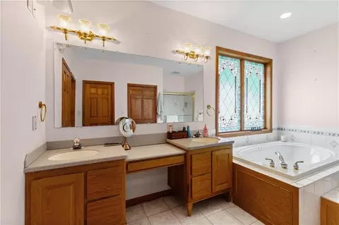 Bath - 819 Pryor St, Iola, KS 66749 photo 3 of 5