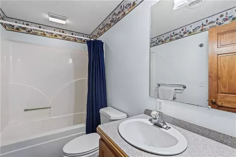 Bath - 819 Pryor St, Iola, KS 66749 photo 4 of 5