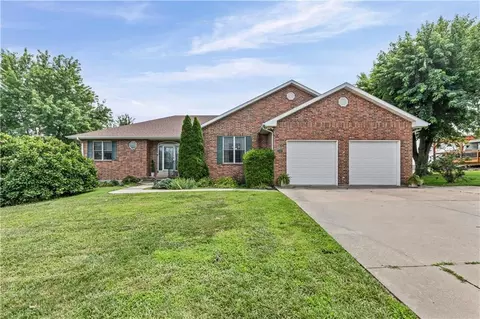 819 Pryor St, Iola, KS 66749