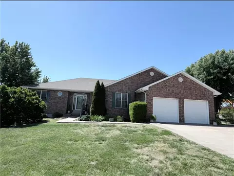 819 Pryor St, Iola, KS 66749