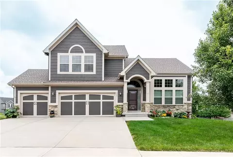 907 N Cottonwood Ave, Kearney, MO 64060