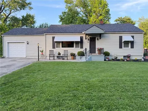 2232 NE Gaddy Rd, Kansas City, MO 64118