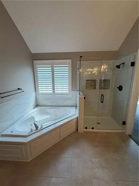 Bath - 5817 NE Ruby Ct, Lees Summit, MO 64064 photo 7 of 9