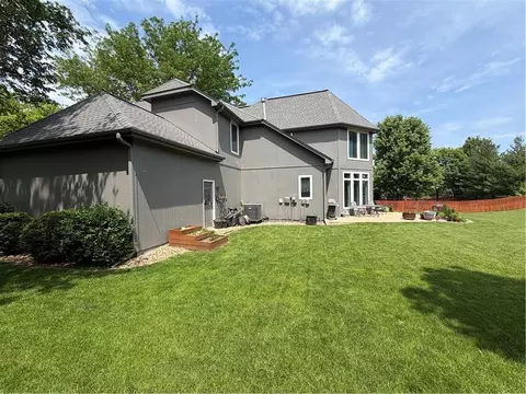 Exterior - 5817 NE Ruby Ct, Lees Summit, MO 64064 photo 4 of 4