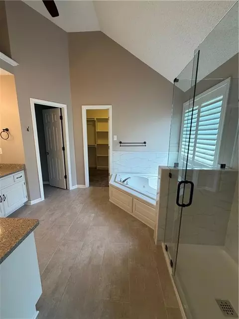 Bath - 5817 NE Ruby Ct, Lees Summit, MO 64064 photo 4 of 9