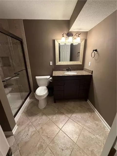 Bath - 5817 NE Ruby Ct, Lees Summit, MO 64064 photo 8 of 9