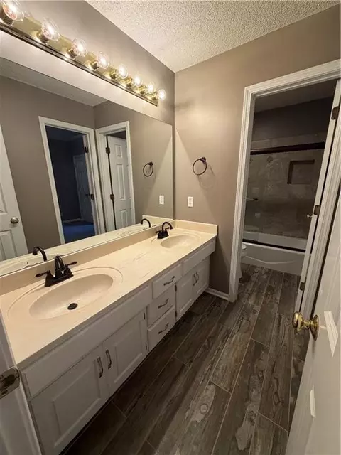 Bath - 5817 NE Ruby Ct, Lees Summit, MO 64064 photo 2 of 9