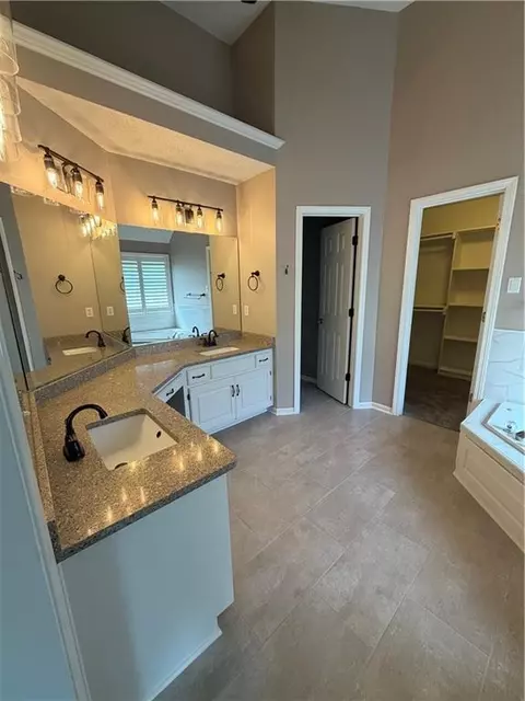 Bath - 5817 NE Ruby Ct, Lees Summit, MO 64064 photo 5 of 9