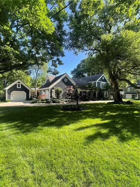 2512 W 71st St, Prairie Village, KS 66208