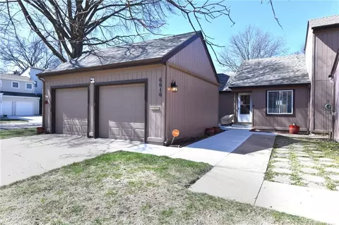 6616 Bradshaw St, Shawnee, KS 66216