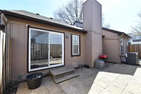 6616 Bradshaw St, Shawnee, KS 66216