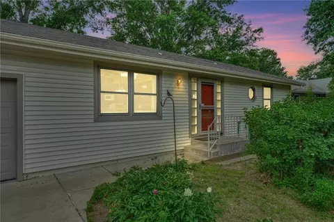 1325 SE 43rd St, Topeka, KS 66609