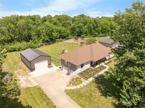 200 Cummings Dr, Gower, MO 64454