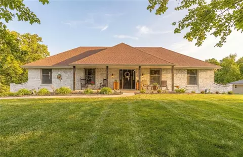 200 Cummings Dr, Gower, MO 64454
