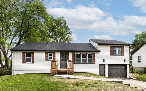 1401 67th Pl, Kansas City, MO 64118