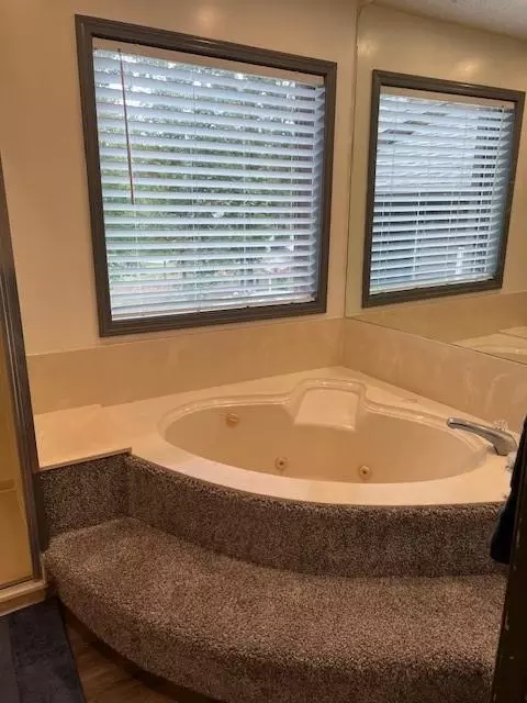 Bath - 14690 E Redcoat Rd, Nevada, MO 64772 photo 8 of 8