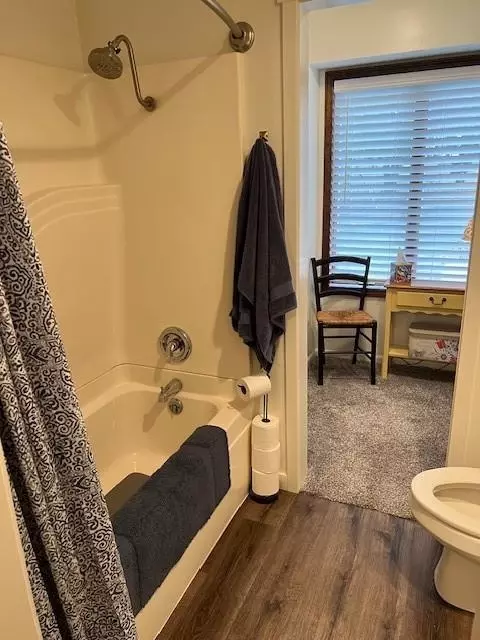 Bath - 14690 E Redcoat Rd, Nevada, MO 64772 photo 2 of 8