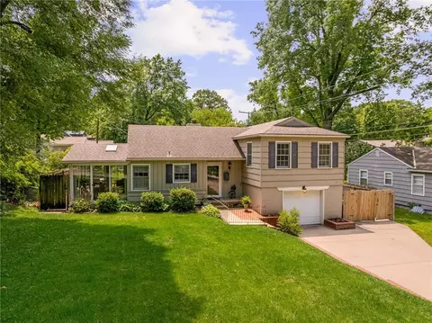 4505 W 77th St, Prairie Village, KS 66208