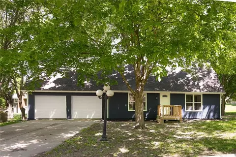 406 E 11th St, Kearney, MO 64060