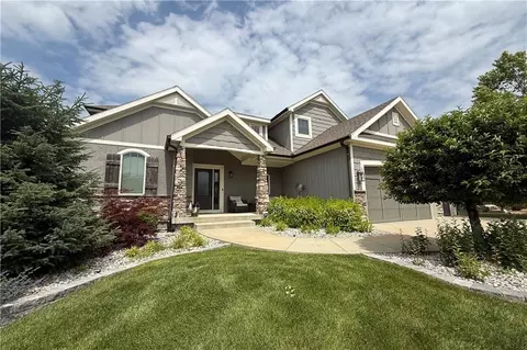 194 SW Roosevelt Ridge Dr, Lees Summit, MO 64081