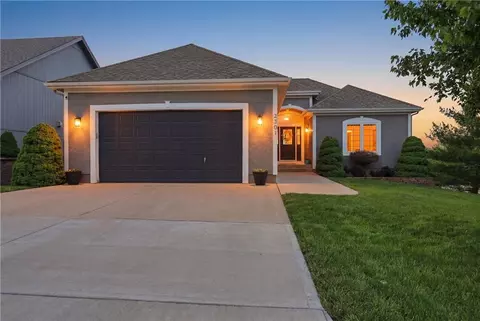 2301 NW Hedgewood Dr, Grain Valley, MO 64029