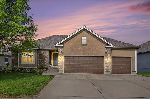 704 Crestridge Dr, Kearney, MO 64060