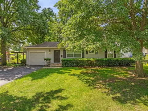 8401 W 68th Ter, Overland Park, KS 66204
