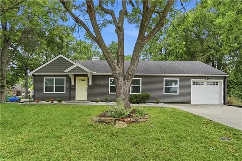 7816 Booth Dr, Prairie Village, KS 66208