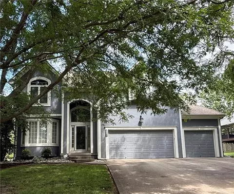 5717 NE Coral Dr, Lees Summit, MO 64064
