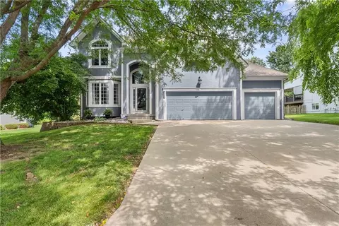 5717 NE Coral Dr, Lees Summit, MO 64064