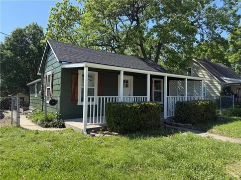 706 S Butler Dr, Harrisonville, MO 64701