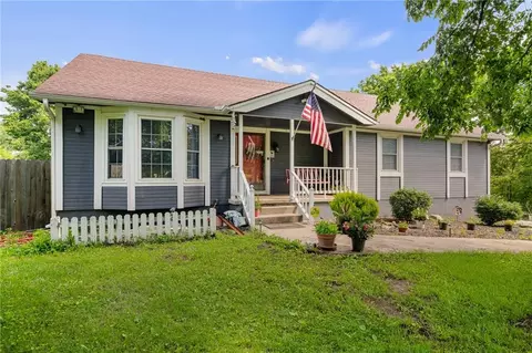 Exterior - 700 E 171st St, Loch Lloyd, MO 64012 photo 4 of 7