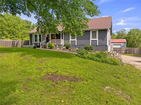 Exterior - 700 E 171st St, Loch Lloyd, MO 64012 photo 2 of 7