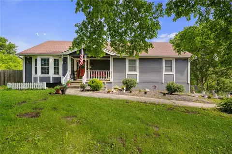 Exterior - 700 E 171st St, Loch Lloyd, MO 64012 photo 3 of 7