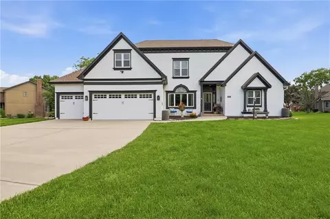 4215 SE Paddock Dr, Lees Summit, MO 64082