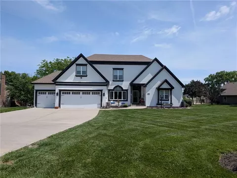 4215 SE Paddock Dr, Lees Summit, MO 64082