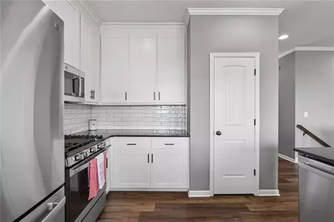 Entry Way - 2309 S Eagle Ct, Independence, MO 64057 photo 9 of 10