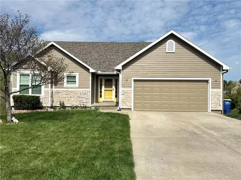 1224 Greenbrier Dr, Eudora, KS 66025
