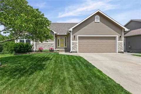 1224 Greenbrier Dr, Eudora, KS 66025