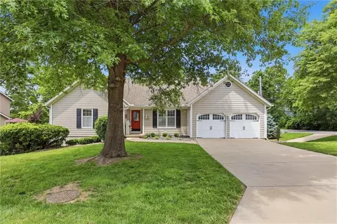 6626 Oak Ridge Dr, Shawnee, KS 66217