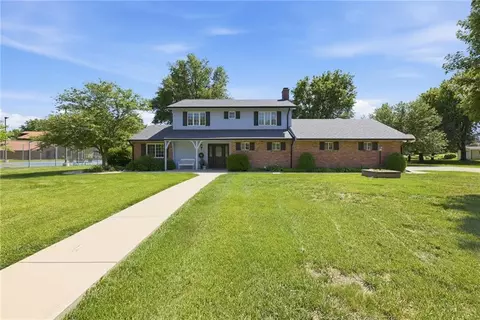 308 Canary Ln, Iola, KS 66749