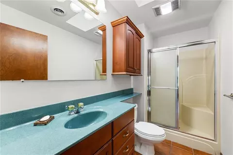 Bath - 308 Canary Ln, Iola, KS 66749 photo 3 of 5