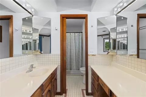 Bath - 308 Canary Ln, Iola, KS 66749 photo 1 of 5