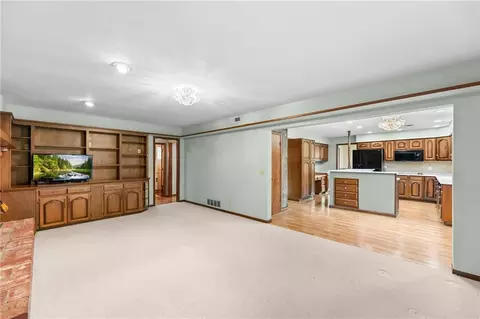 Living - 308 Canary Ln, Iola, KS 66749 photo 3 of 10