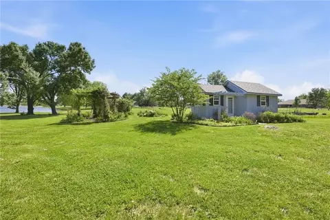 Exterior - 308 Canary Ln, Iola, KS 66749 photo 5 of 10