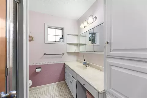 Bath - 308 Canary Ln, Iola, KS 66749 photo 2 of 5
