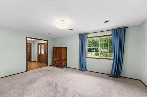 Living - 308 Canary Ln, Iola, KS 66749 photo 4 of 10
