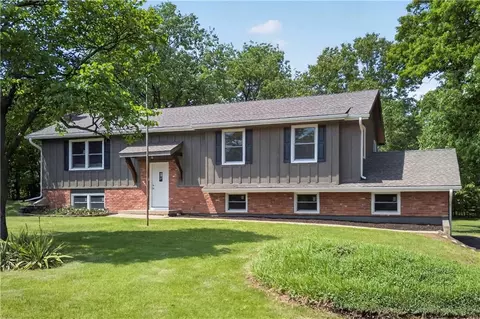 13516 W 71st St, Shawnee, KS 66216