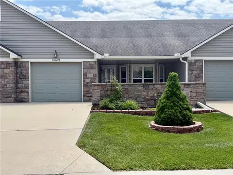 15621 Landauer Cir, Basehor, KS 66007